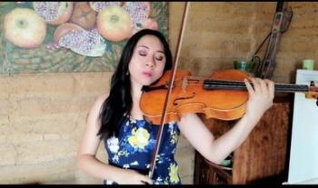 Violista de la Orquesta Escuela Carlos Chávez realiza cortometraje “Positiva (+)” en memoria de víctimas del COVID-19