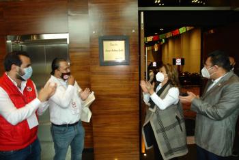 Develan placa en Holliday Inn a nombre de Maricruz Montelongo Gordillo