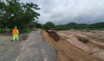 La SCT mantiene cuadrillas de trabajadores para restablecer la circulación en carreteras afectadas por “Hernán” y la onda tropical no. 30