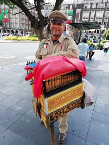 Historias en el metro - Amigo organillero