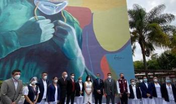 Presenta Gobernación murales artísticos como estrategia de concientización para evitar agresiones y discriminación contra personal de salud