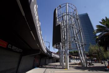 Retira Gobierno capitalino estructuras cilíndricas en Glorieta de Insurgentes