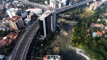 Inicia Gobierno capitalino demolición de inmueble en Presa Anzaldo