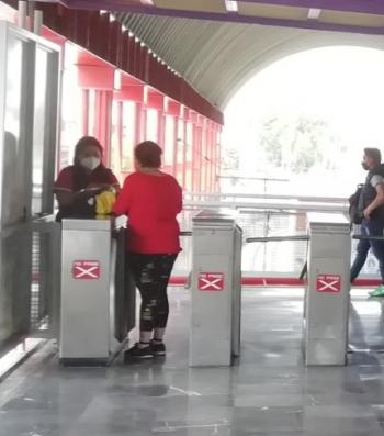 Historias en el metro - Dando dando pajarito volando