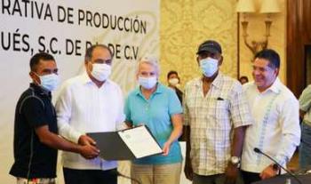 Encabeza secretaria de Gobernación entrega de concesión a Unión de Pescadores y Buceadores de Puerto Marqués, en Acapulco, Guerrero