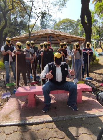 "Tinieblas" limpia jardín con ayuda de jóvenes Progresistas