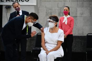 Inicia aplicación de vacuna contra COVID-19 a personal de salud en la Ciudad de México