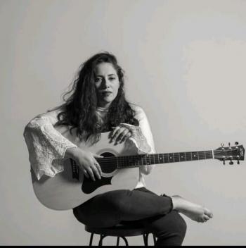 Al ritmo del folclore latinoaméricano comparte su música Bere Contreras