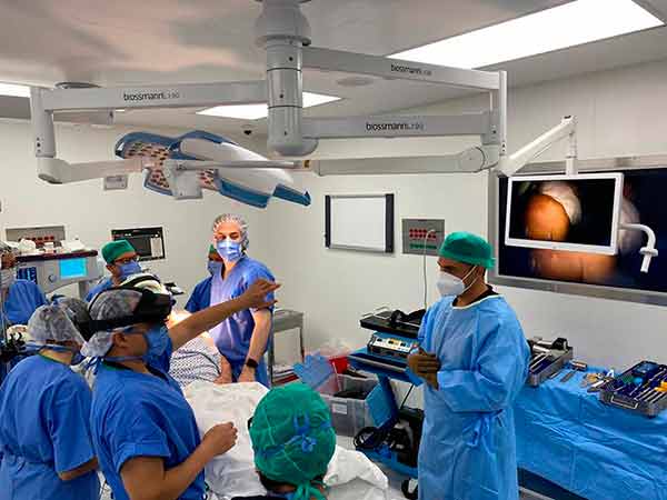 Universitarios realizan en México primera cirugía con realidad mixta