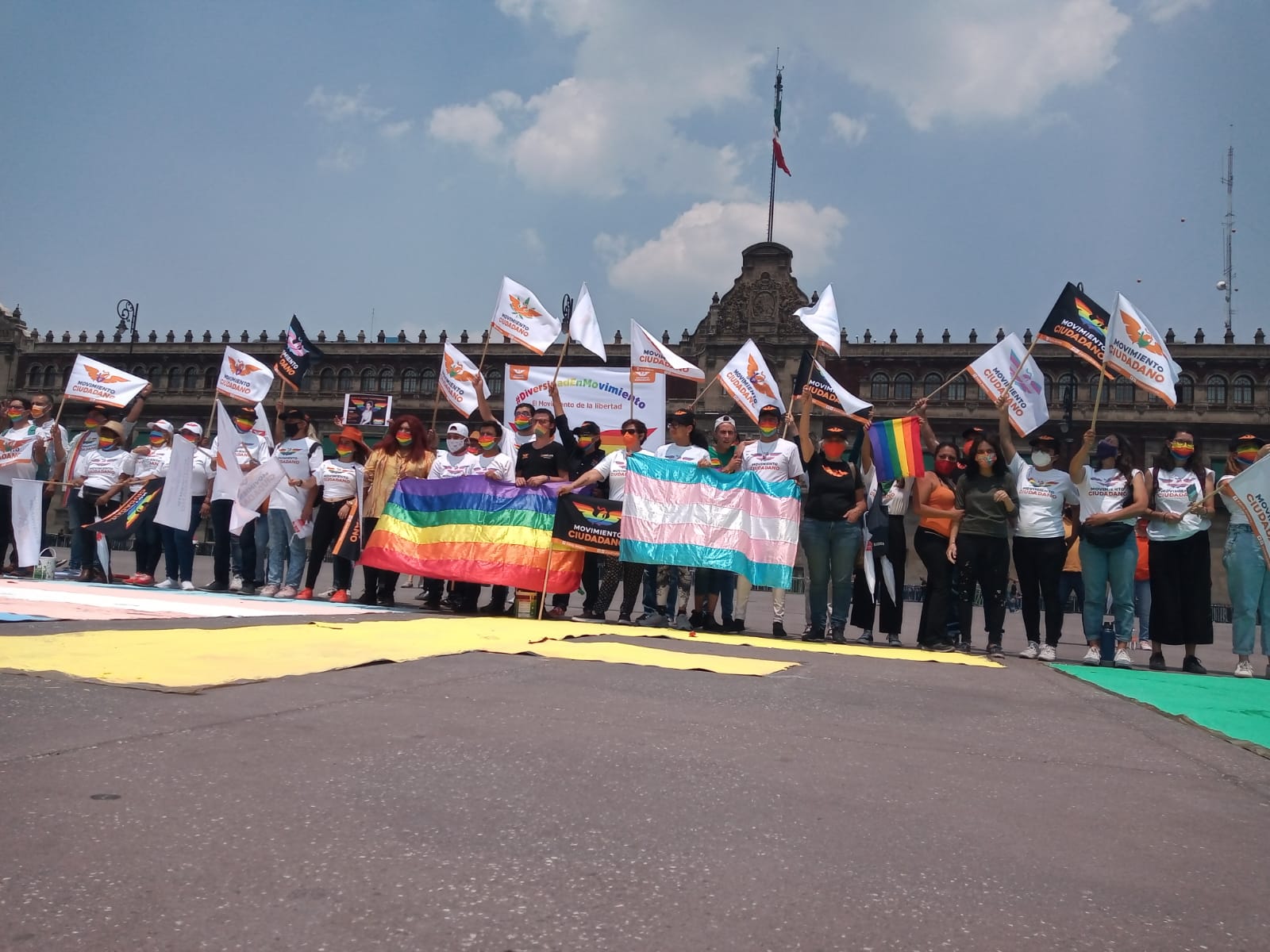 Movimiento Ciudadano realizan una manifestación pacífica en el Zócalo de la CDMX en apoyo a la comunidad LGBTQ+