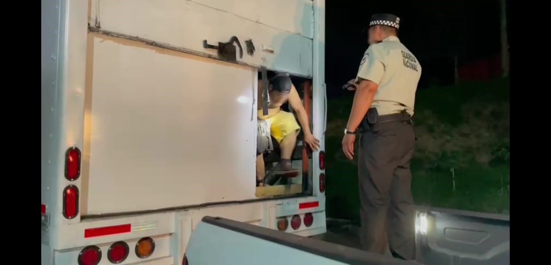 La Guardia Nacional y el INM auxilian a 130 personas migrantes que viajaban hacinadas en la caja seca de un camión