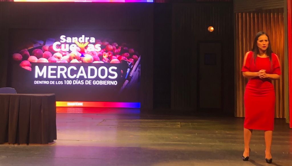 Sandra Cuevas presenta ante comerciantes programa de renovación de mercados