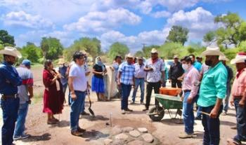 En Sonora, pueblo yaqui inicia pavimentación de 5.1 km de camino rural