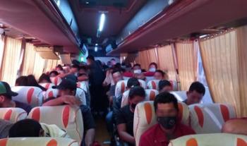 GN e INM auxilian en carretera de Coahuila a 146 personas migrantes; 50 de ellas menores de edad