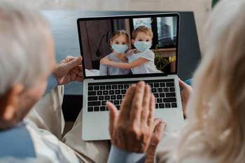 Personas mayores se esfuerzan para adaptarse al uso de la tecnología digital