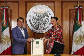 El diputado Sergio Gutiérrez Luna recibe la Mesa Directiva por parte de la diputada Dulce María Sauri Riancho