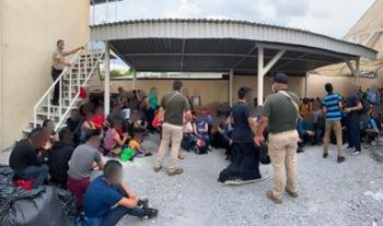Rescatan agentes federales del INM a 327 personas extranjeras hacinados en casa de seguridad en Cadereyta