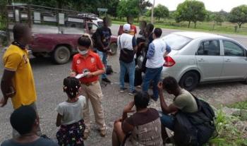 Auxilia Grupo Beta del INM a personas haitianas para continuar trámites de asilo y refugio en Tapachula