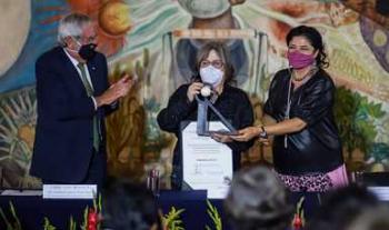 Entregan a la escritora Diamela Eltit el Premio Internacional Carlos Fuentes a la Creación Literaria 2020