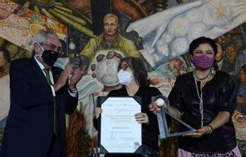 Entregan la UNAM y la Secretaría de Cultura el Premio Internacional Carlos Fuentes a Diamela Eltit