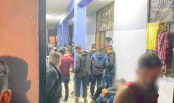 Rescata INM a 286 personas migrantes hacinadas en una casa de seguridad en Aguascalientes