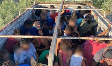 Rescata INM a 103 personas migrantes extranjeras abandonadas en la caja de un camión