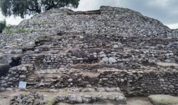 El INAH descubre escalinata original y ofrenda con dos figurillas masculinas en la Zona Arqueológica de Xochitécatl, en Tlaxcala