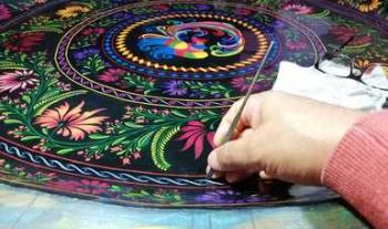 El artista Juan Valencia Villalobos refleja en sus piezas la técnica tradicional del maque incrustado