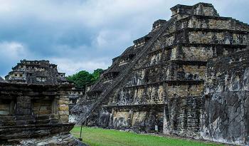 Contaminantes atmosféricos impactan edificaciones históricas