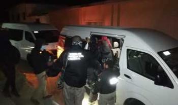 Identifica INM a 119 personas migrantes de origen guatemalteco en dos automotores en Oaxaca
