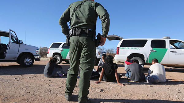 En EUA, circunstancias coyunturales influyen en récord de arrestos a migrantes
