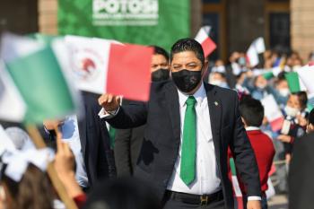 Preside Ricardo Gallardo ceremonia conmemorativa del Día de la Bandera