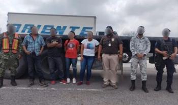 Ubica INM a cuatro personas migrantes debajo de una plataforma de tráiler