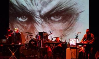 Sesión de escucha: Decibel, 42 años haciendo poesía del ruido