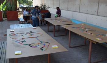 Aprender y asociar el color con emociones, es parte del taller de pintura para la niñez invidente de Cecut