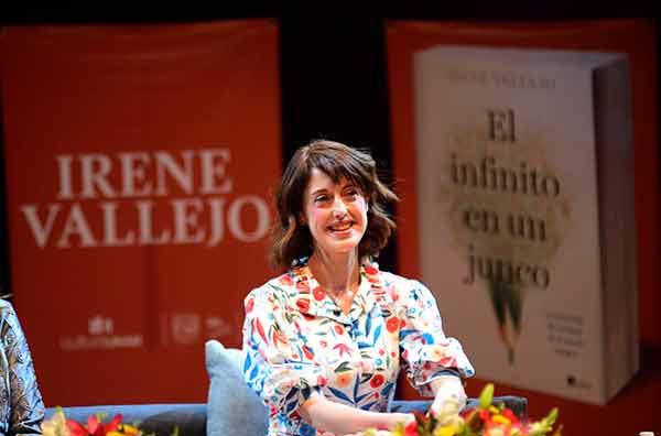 Irene Vallejo en la UNAM: rescatemos las palabras de las mujeres de la sombra y el silencio