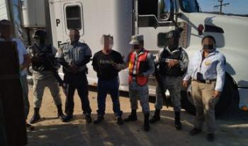 Identifica INM a 61 personas extranjeras en caja y cabina de tractocamión