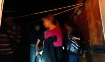 Auxilia INM a 72 personas migrantes extranjeras hacinadas en caja de camioneta