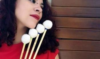 Erika Osnaya, artista chiapaneca que busca impulsar entre las infancias el amor por las percusiones y la música