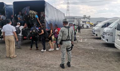 Identifica INM a 330 personas migrantes irregulares en autopista Puebla-Orizaba