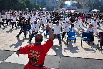 Participan 2,200 personas en la Clase Masiva de Tai Chi en el Monumento a la Revolución