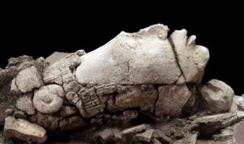 Descubren en Palenque una cabeza estucada del joven dios del maíz, vinculada a un depósito ritual