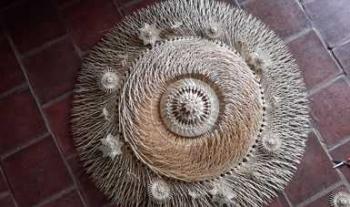 Con talento, creatividad y destreza Antonio Cornelio Rendón transforma las varas de trigo y popotillo en obras de arte