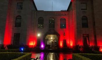 Se iluminan sitios emblemáticos con motivo del Día Mundial del Donante de Sangre 2022 