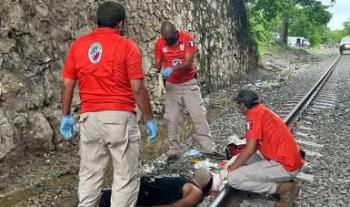 Auxilia Grupo Beta a persona migrante lesionada al caer de un ferrocarril en movimiento