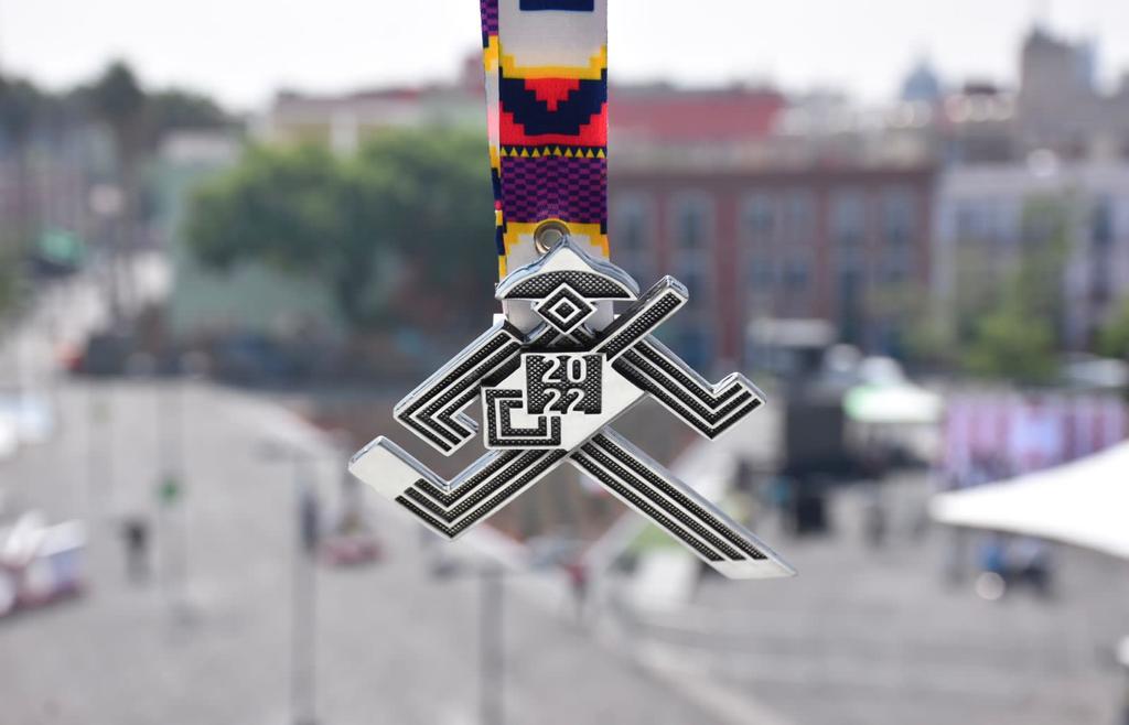 Presentan playera y medalla del Medio Maratón de la Ciudad de México BBVA 2022