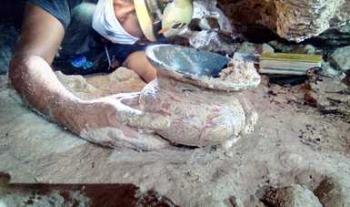 El INAH recupera una vasija maya completa de una cueva de Playa del Carmen, Quintana Roo