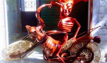 Mantener vivo el arte pirotécnico y compartirlo con el mundo es el objetivo del joven artesano Oscar Benlloset Sánchez