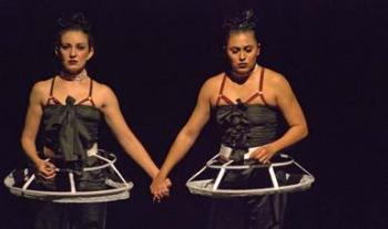 BiAtch, una compañía que conjuga danza y teatro para experimentar, explorar y crear