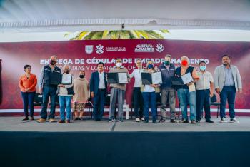 Gustavo A. madero entrega 2,220 cédulas de empadronamiento a locatarios de mercados públicos